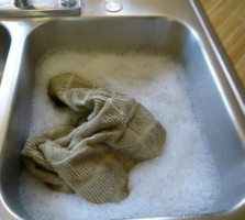 5 надежных способов отстирать кухонные полотенца 