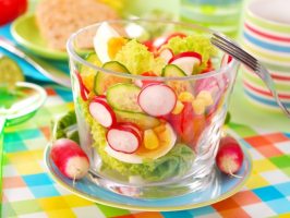 4 рецепта хрустящих весенних салатов 