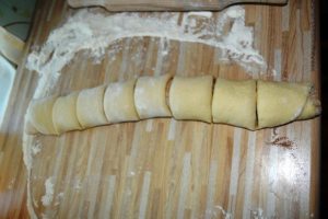 Домашние булочки с корицей на дрожжах – рецепт с фото 