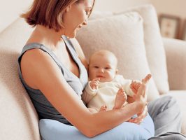   Удобное кормление малыша — какая одежда нужна молодым мамам 
