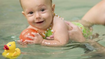   Почему ребёнок боится купаться, и как родителям этот страх побороть 
