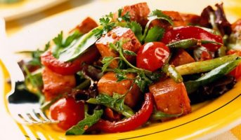 Вкусные и питательные теплые салаты (3 рецепта) 