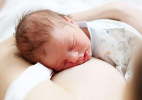 Грудное кормление новорожденных сразу после родов: практические советы и инструкции