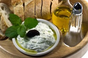Дзадзики, мусака и греческий салат – устраиваем теплый средиземноморский вечер 