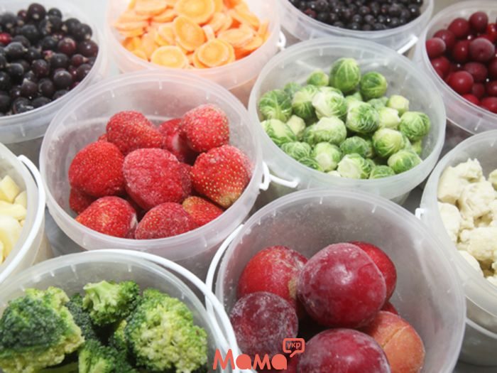   Какие ягоды и овощи можно замораживать на зиму, и как это правильно делать?
 