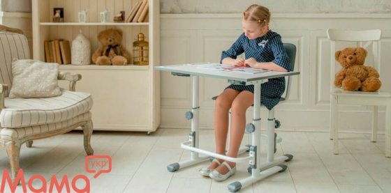 Как выбрать удобный детский стол для дома