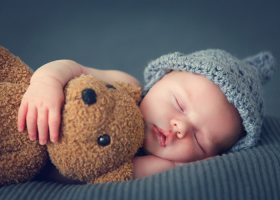   Сколько должен спать ребенок в 1 месяц жизни? 
