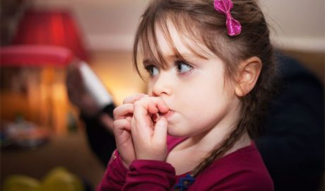 Дитина гризе нігті: причини і рішення проблеми