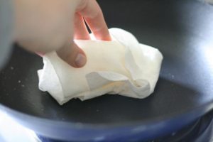 Как очистить сковороду от нагара и загрязнений 