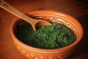 Витаминные блюда из крапивы: хлеб, «зеленый» суп и соус