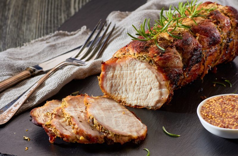 Як запекти в духовці соковиту свинину: покроковий рецепт у фользі