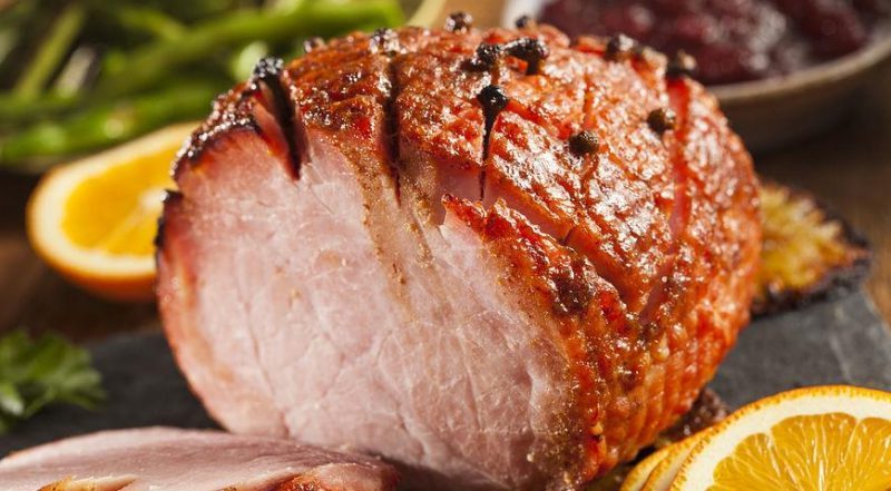М'ясо у фользі в духовці: рецепти зі свинини