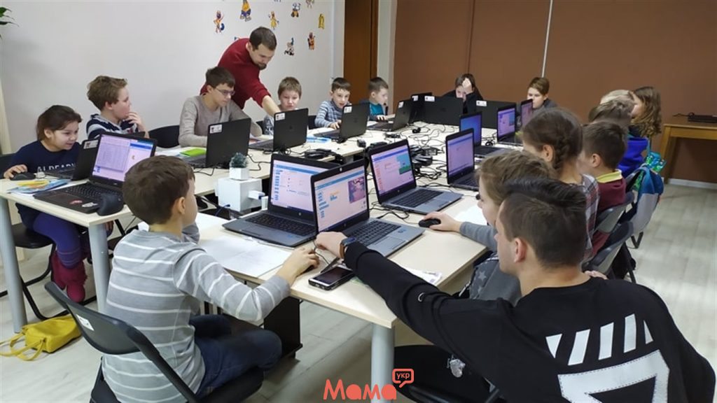 Курси Python для дітей також сприяють розвитку навичок командної роботи та співпраці.